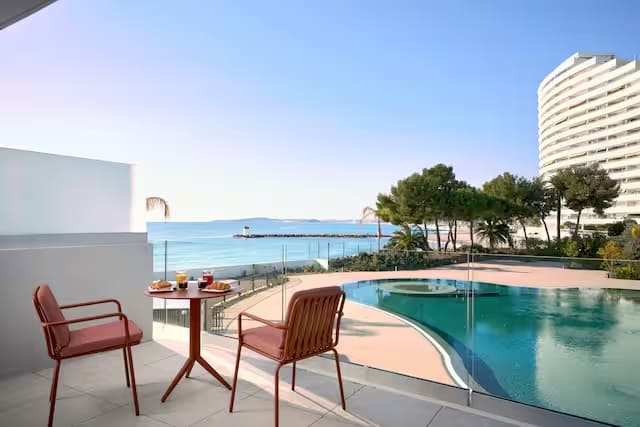 260319-vl-mbda-hilton-hotel-3 Terrasse piscine Marina Baie des Anges Hôtel séminaire Côte d'Azur