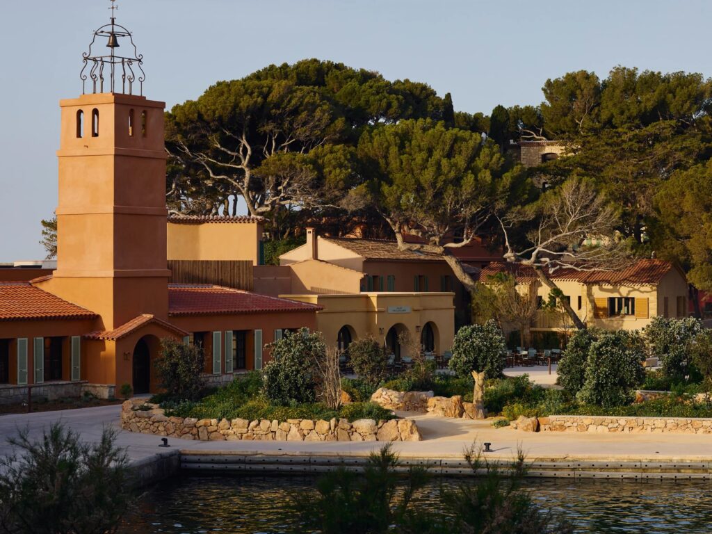 Zannier-Ile-de-Bendor-Cafe-Paul-Ricard-02-©-DePasqualeMaffini-scaled Village provençal Zannier Île de Bendor incentive Bandol Méditerranée